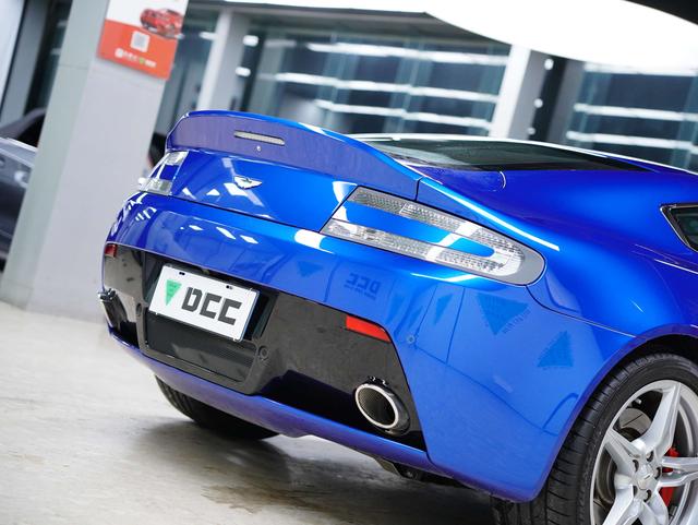 Aston Martin Vantage 4.0T V8 2012 thumb 9