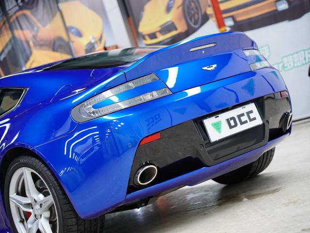 Aston Martin Vantage 4.0T V8 2012 thumb 10