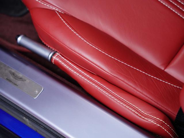 Aston Martin Vantage 4.0T V8 2012 thumb 12