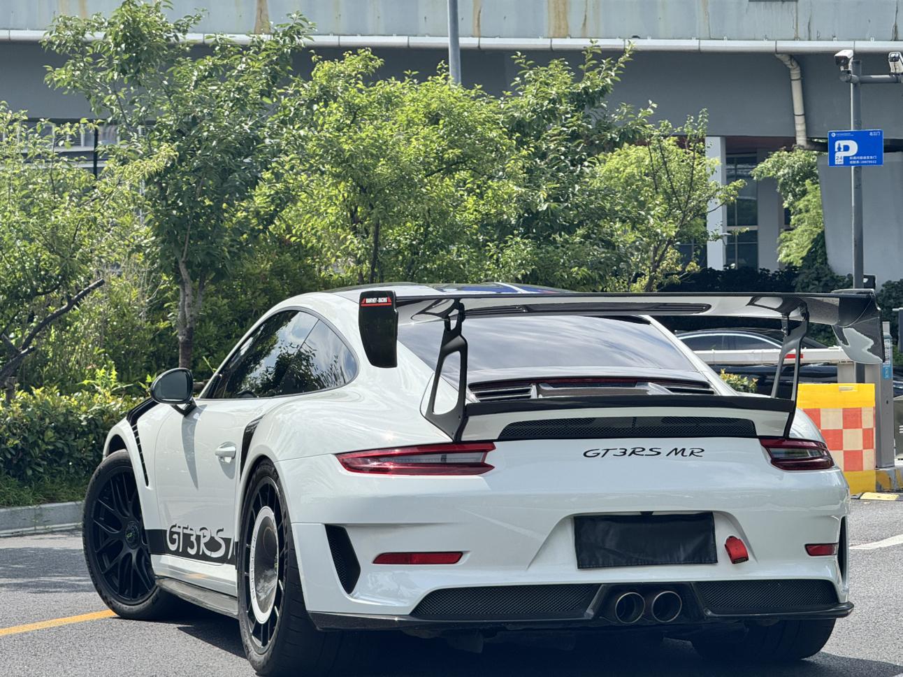 Porsche 911 2018 thumb 2
