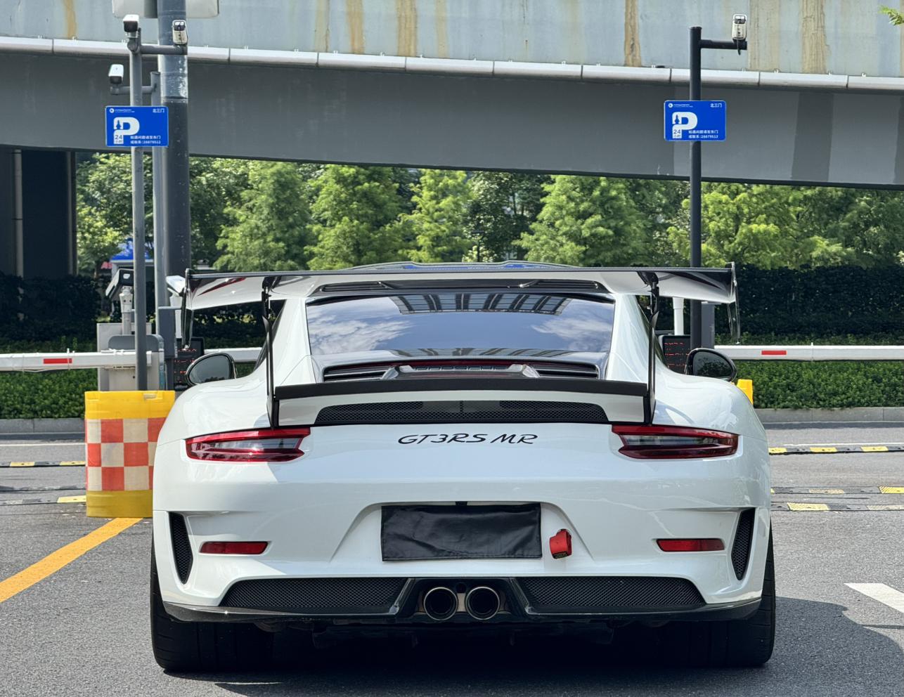 Porsche 911 2018 thumb 3