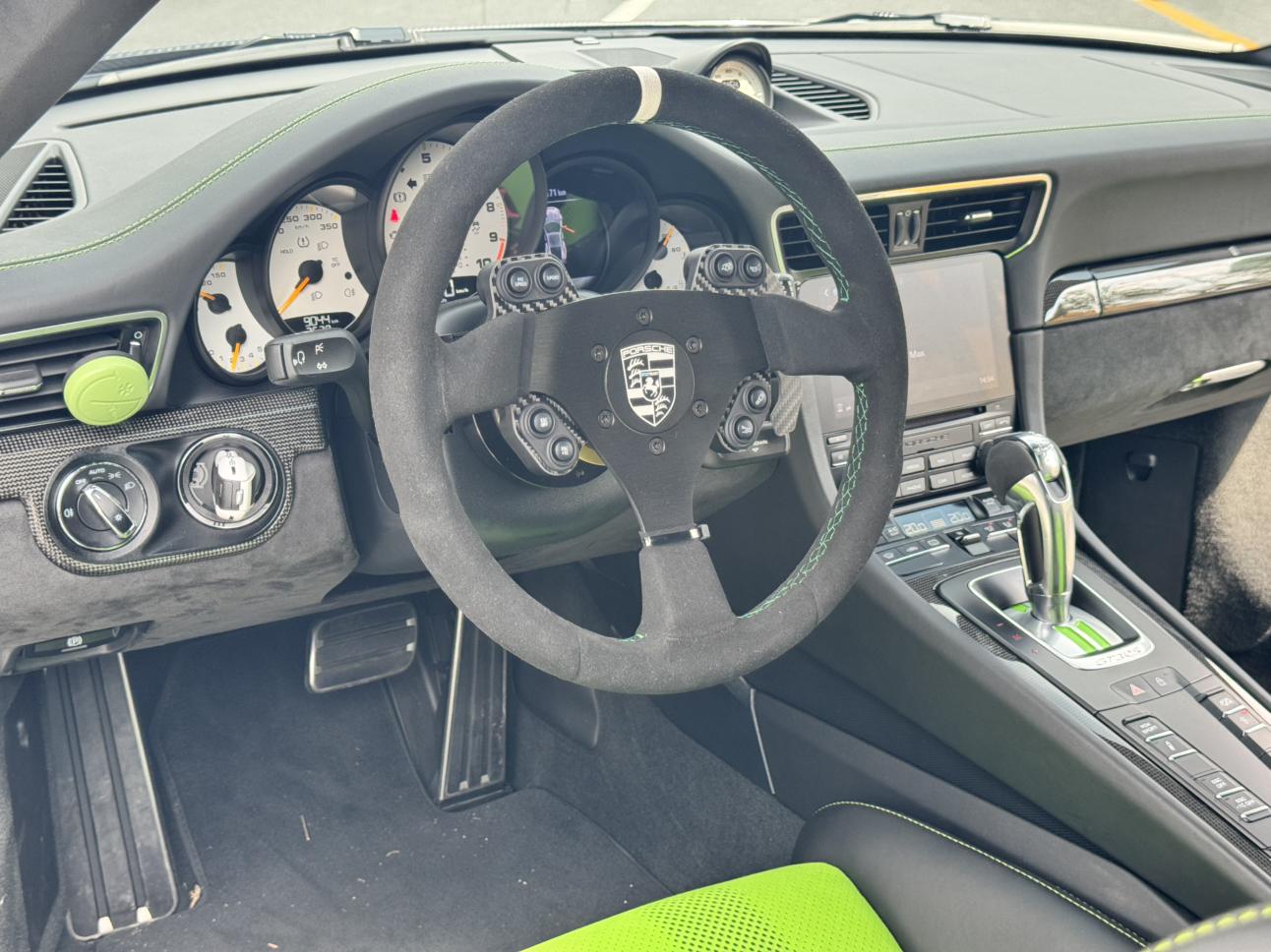 Porsche 911 2018 thumb 8