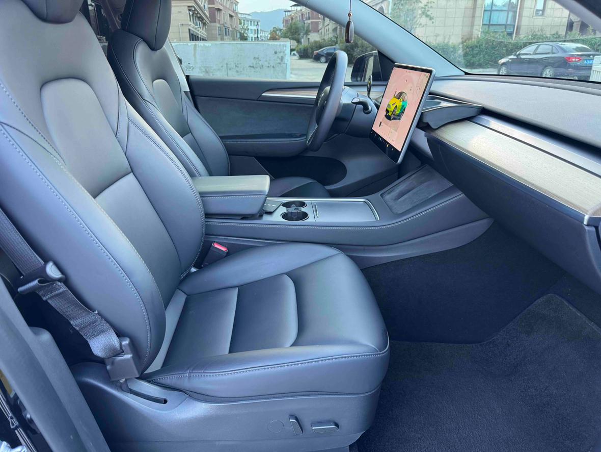 Tesla Model Y 2023 thumb 5