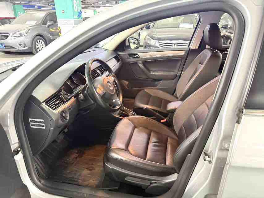 Volkswagen Bora 2013 thumb 6