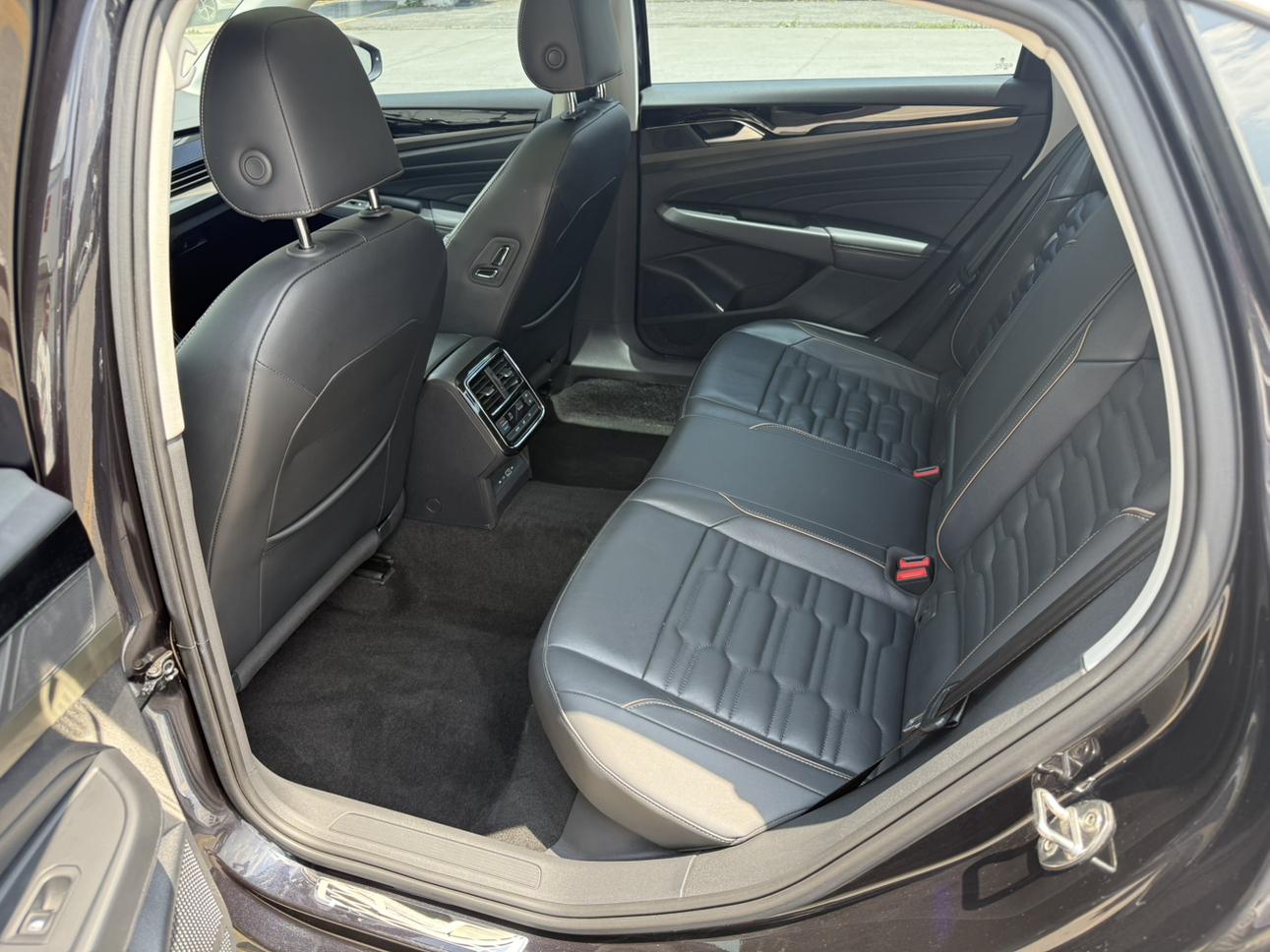 Volkswagen Passat (North America and China) 2020 thumb 7