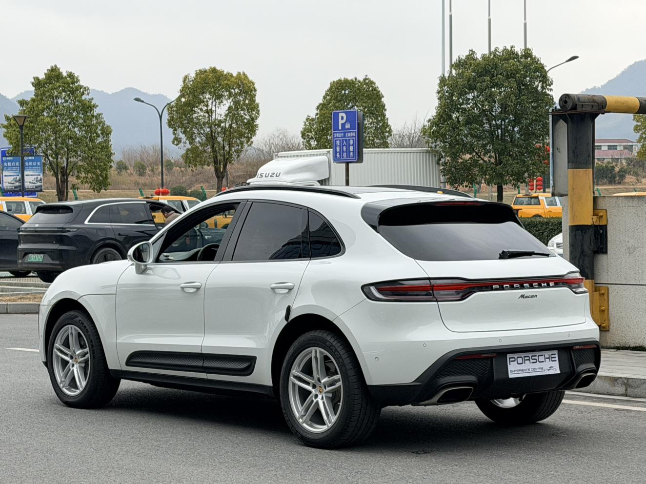 Porsche Macan 2023 thumb 2