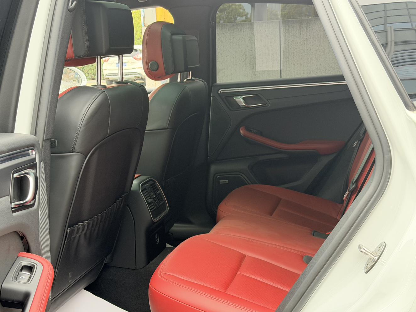 Porsche Macan 2023 thumb 12
