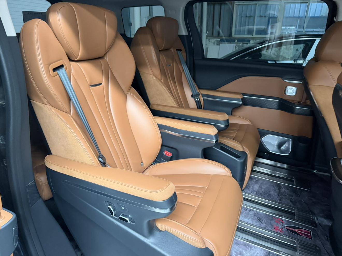 Hongqi HQ9 2024 thumb 4