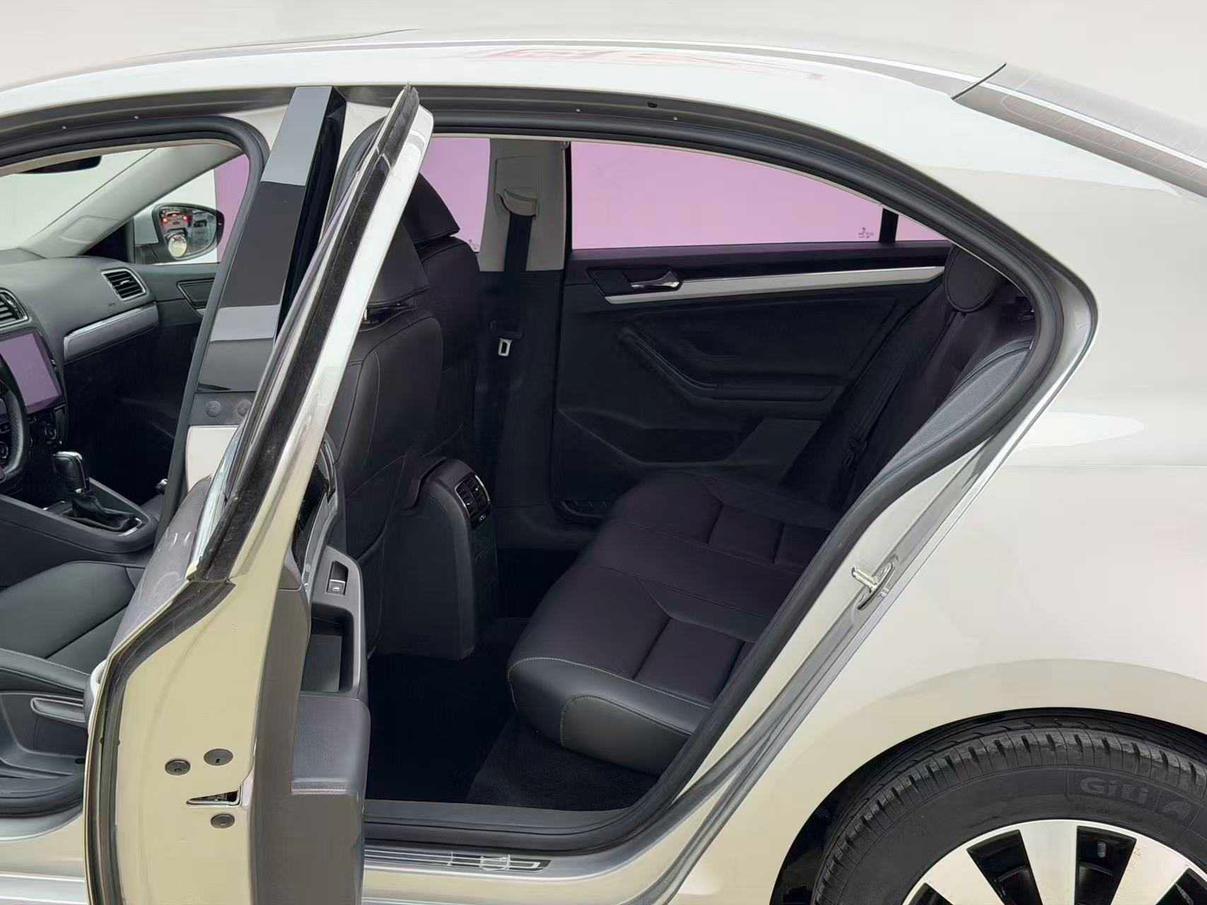 Volkswagen Sagitar 2018 thumb 12