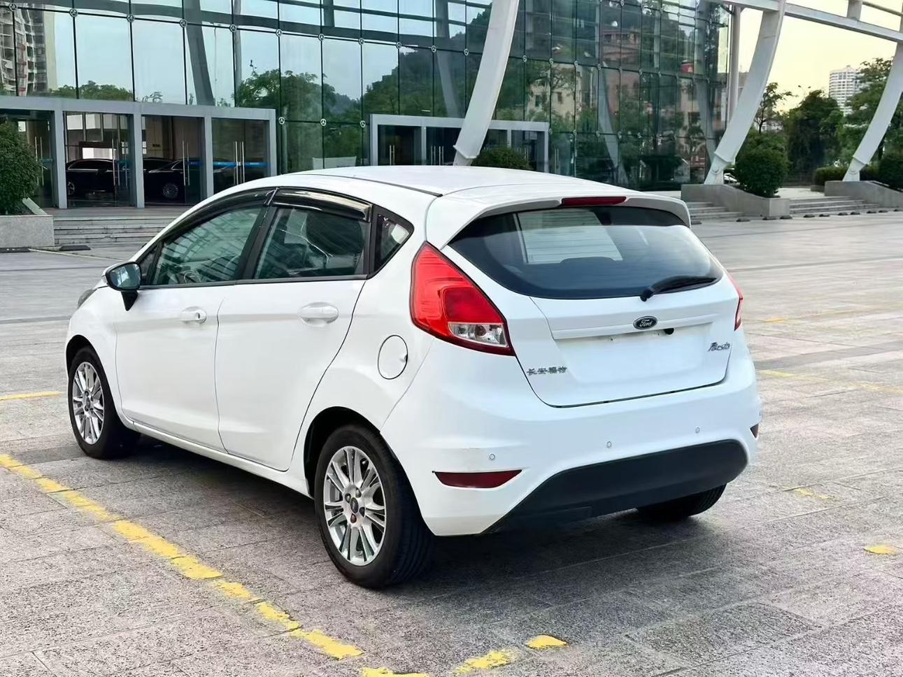 Ford Jia Nian Hua 2013 thumb 2