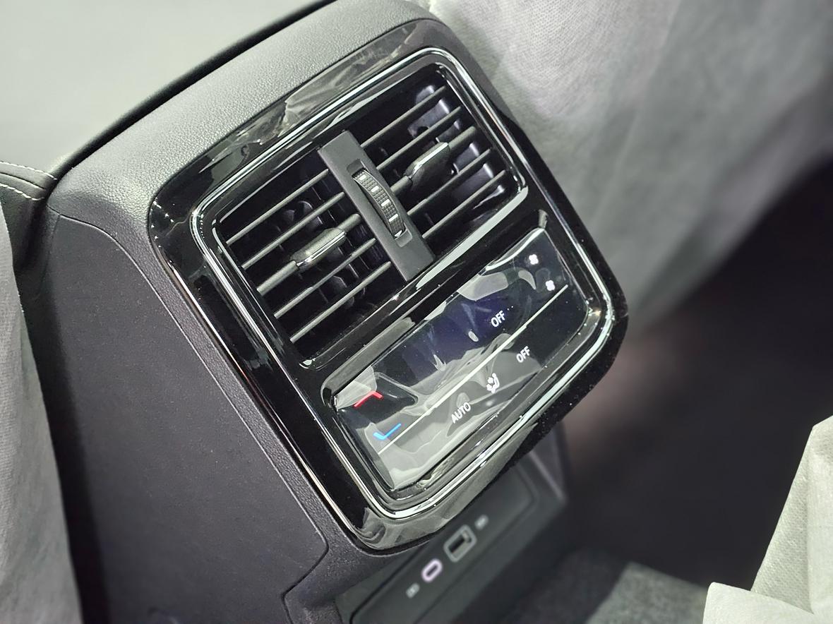 Volkswagen Passat (North America and China) 2025 thumb 9