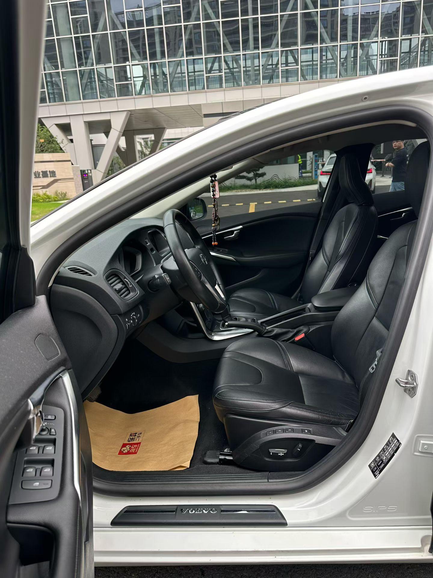 Volvo V40 2017 thumb 5