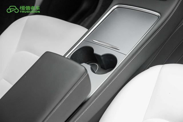 Tesla Model Y 2022 thumb 11
