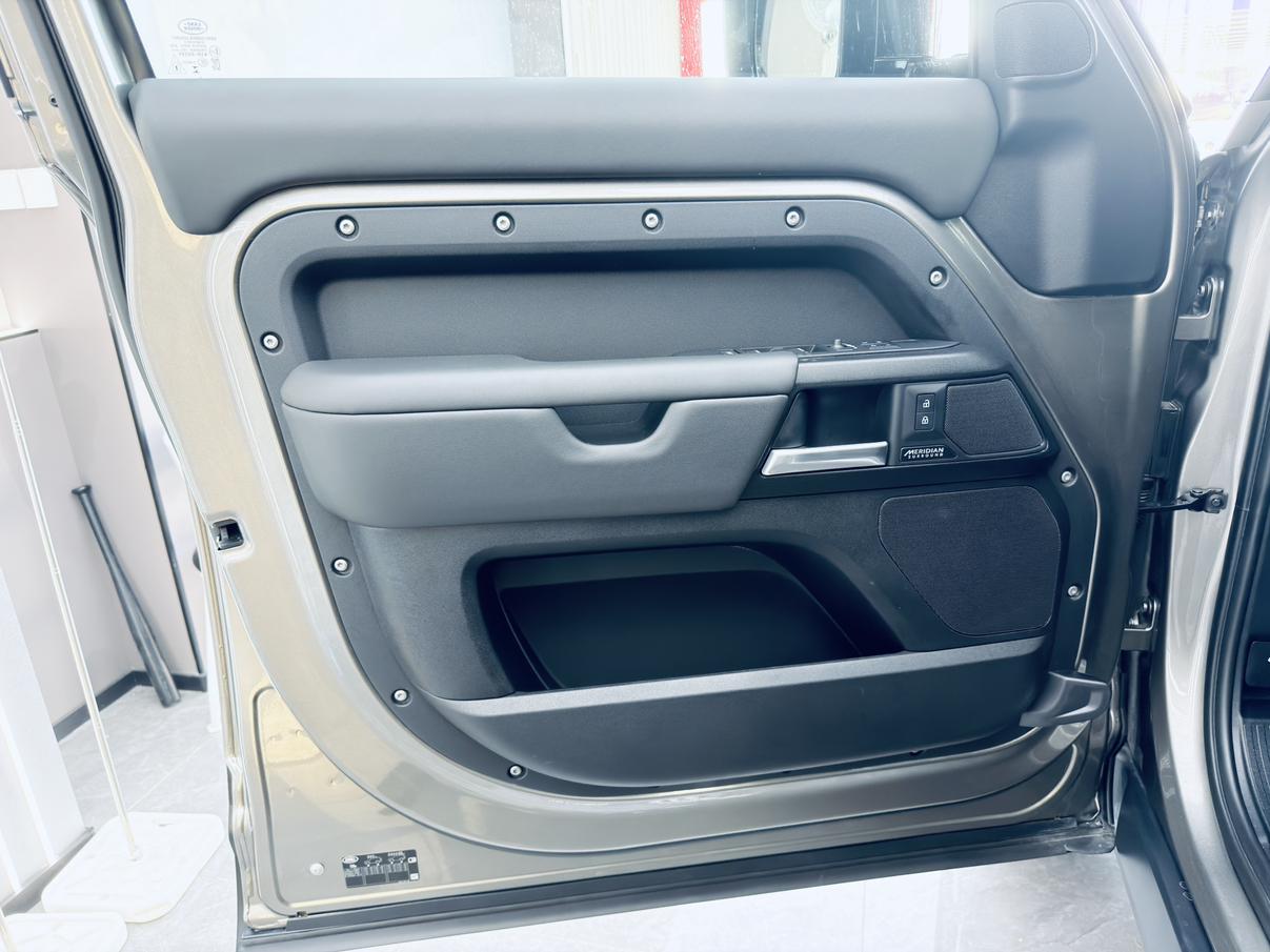 Land Rover Defender 2025 thumb 5