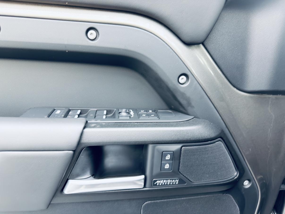 Land Rover Defender 2025 thumb 10