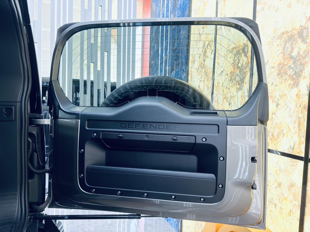 Land Rover Defender 2025 thumb 11