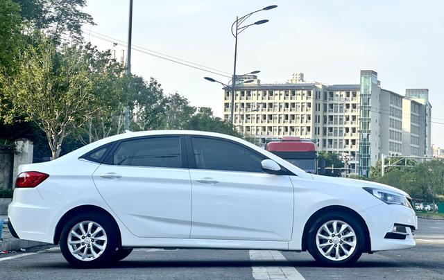 Changan Yuexiang V7 2015 thumb 4
