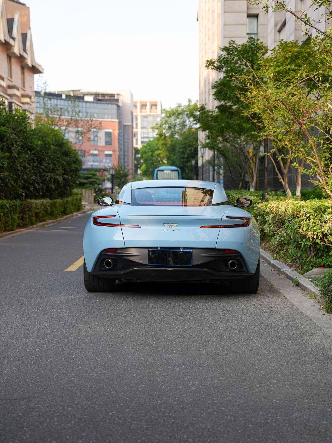Aston Martin DB11 2020 thumb 2