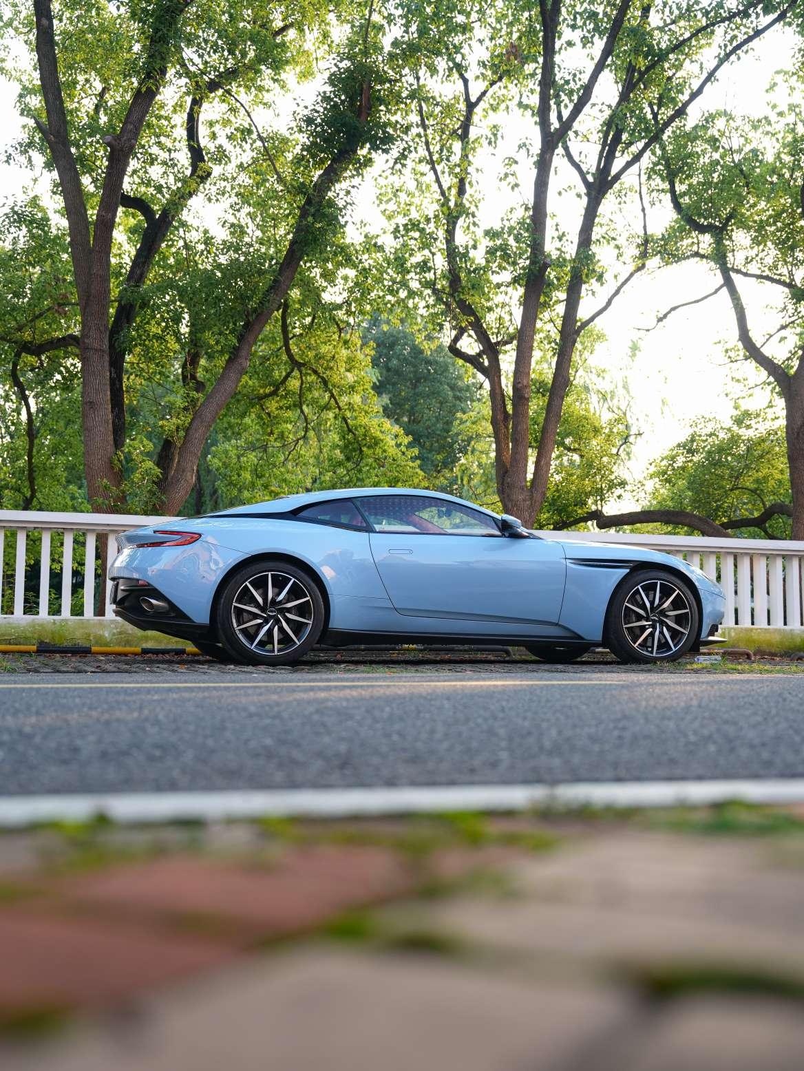 Aston Martin DB11 2020 thumb 3