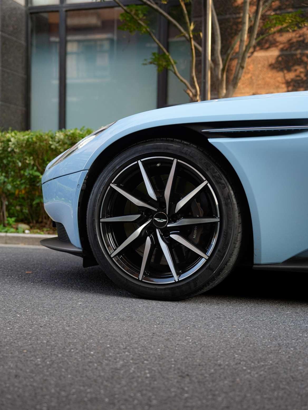 Aston Martin DB11 2020 thumb 7
