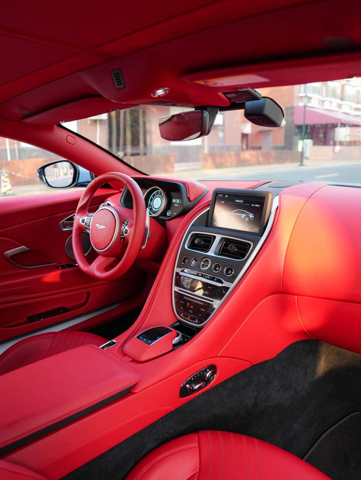 Aston Martin DB11 2020 thumb 8