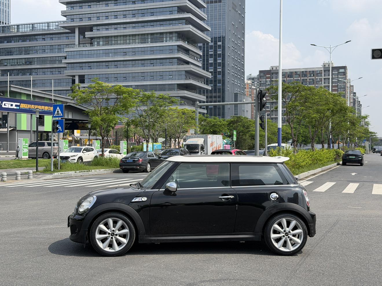 Mini Hatch 2011 thumb 2