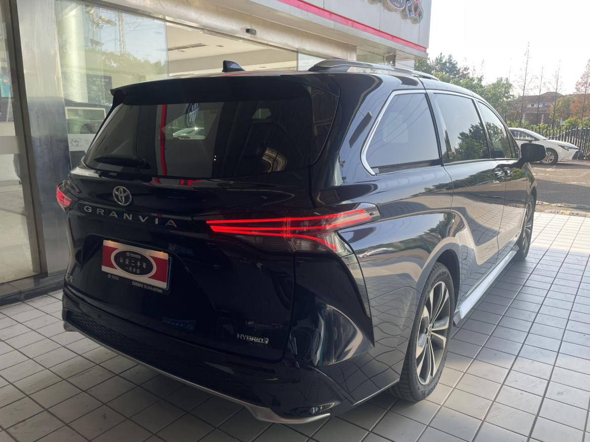 Toyota Granvia 2023 thumb 2