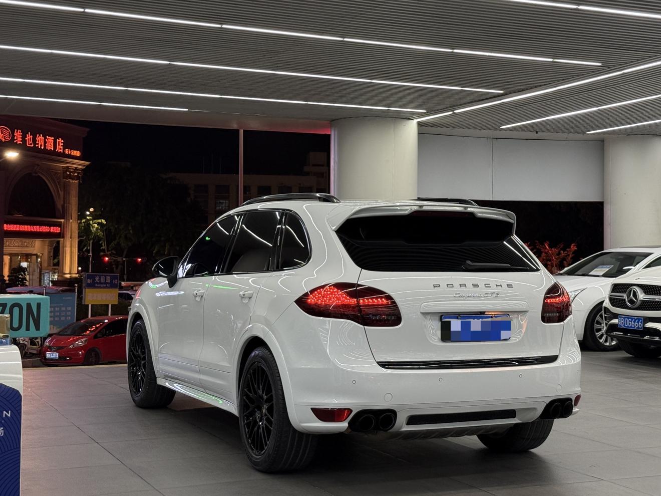 Porsche Cayenne 2012 thumb 10