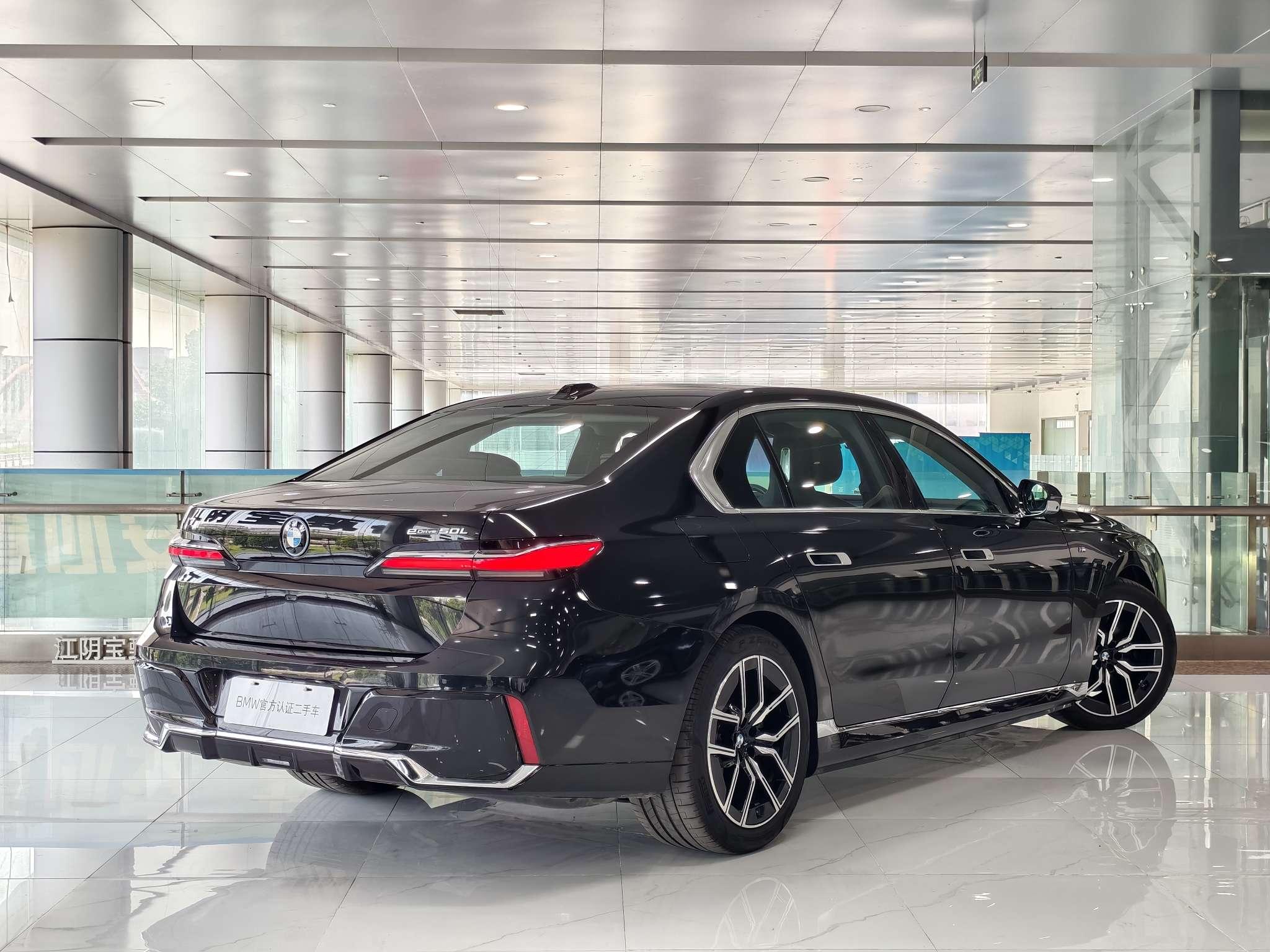 BMW i7 2023 thumb 3