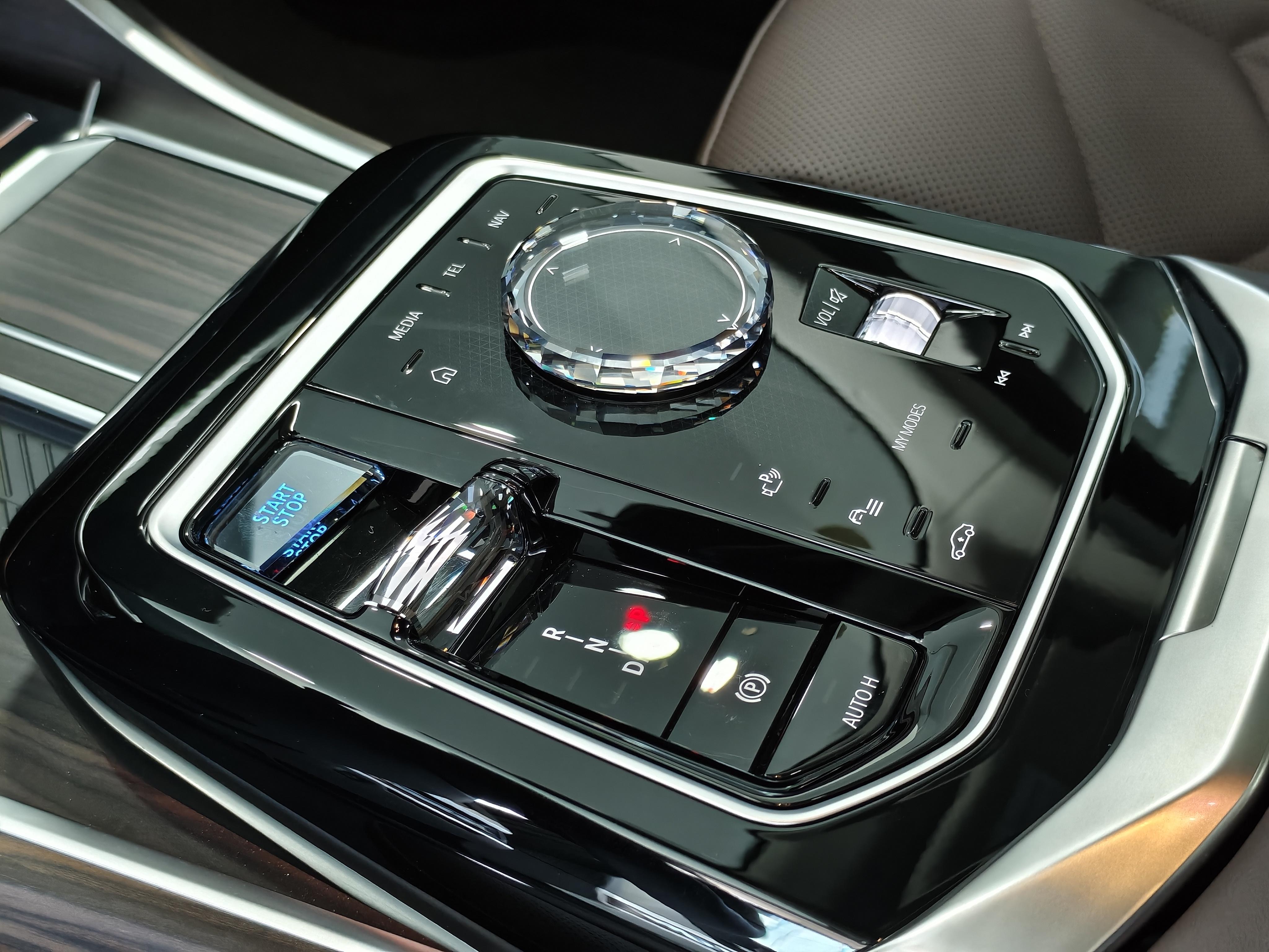 BMW i7 2023 thumb 6