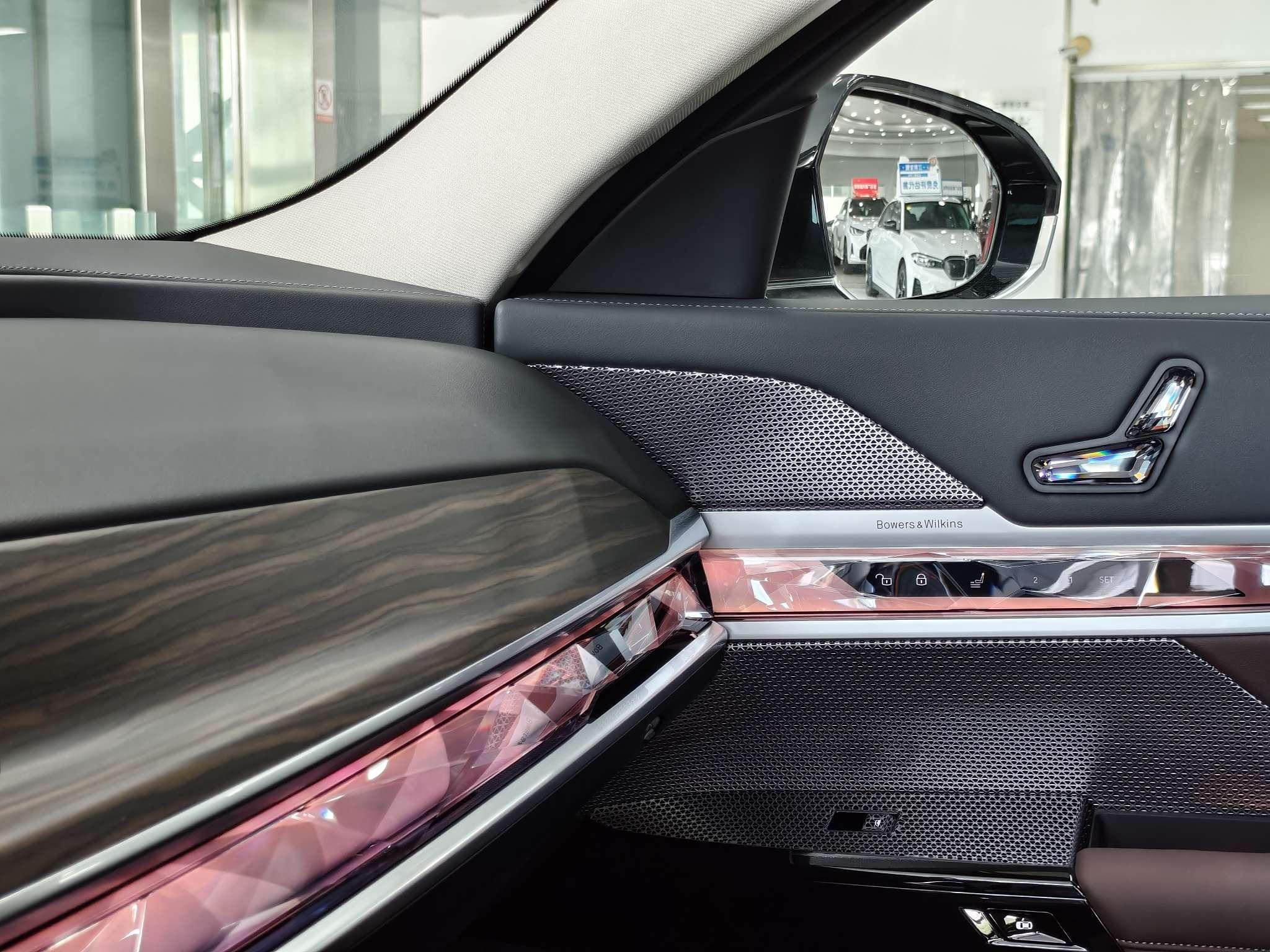 BMW i7 2023 thumb 9