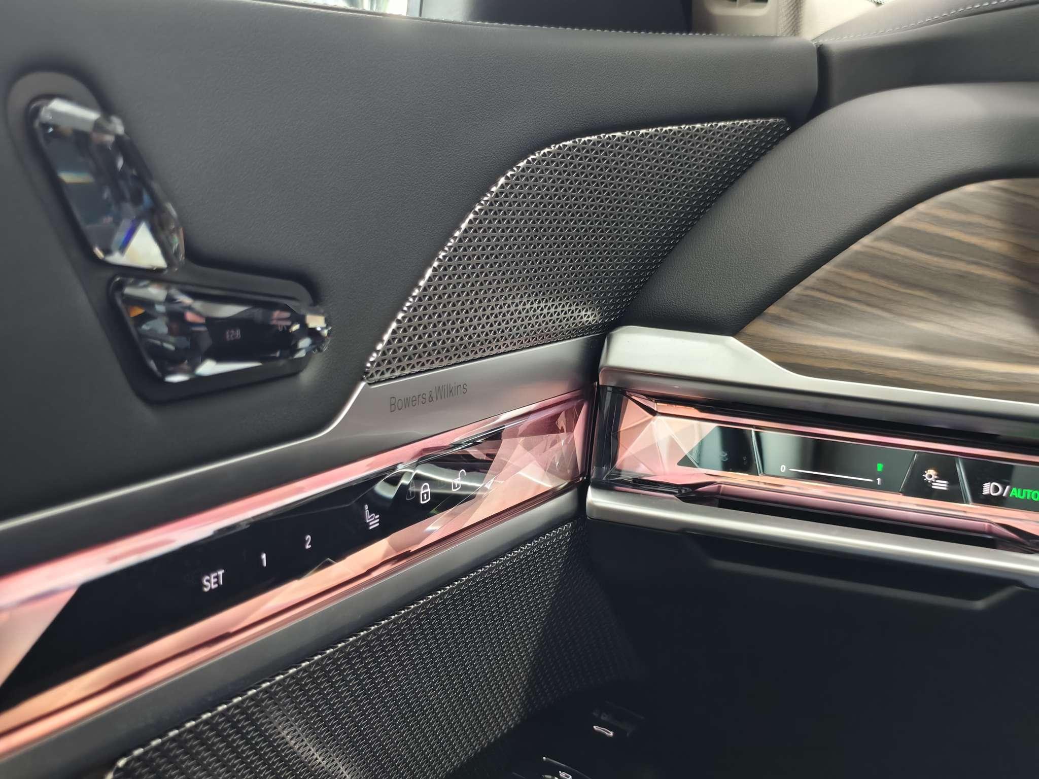 BMW i7 2023 thumb 10