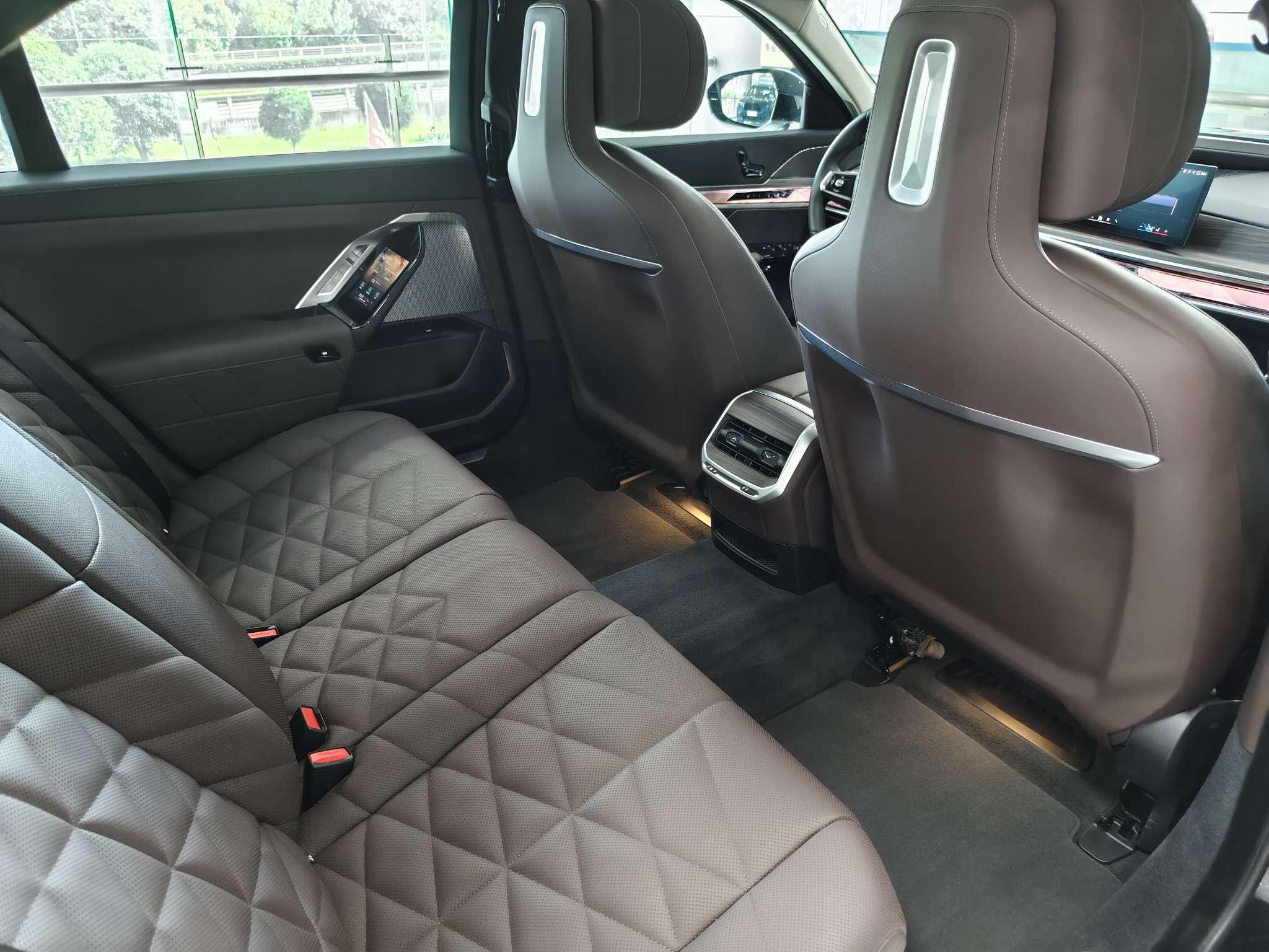 BMW i7 2023 thumb 12