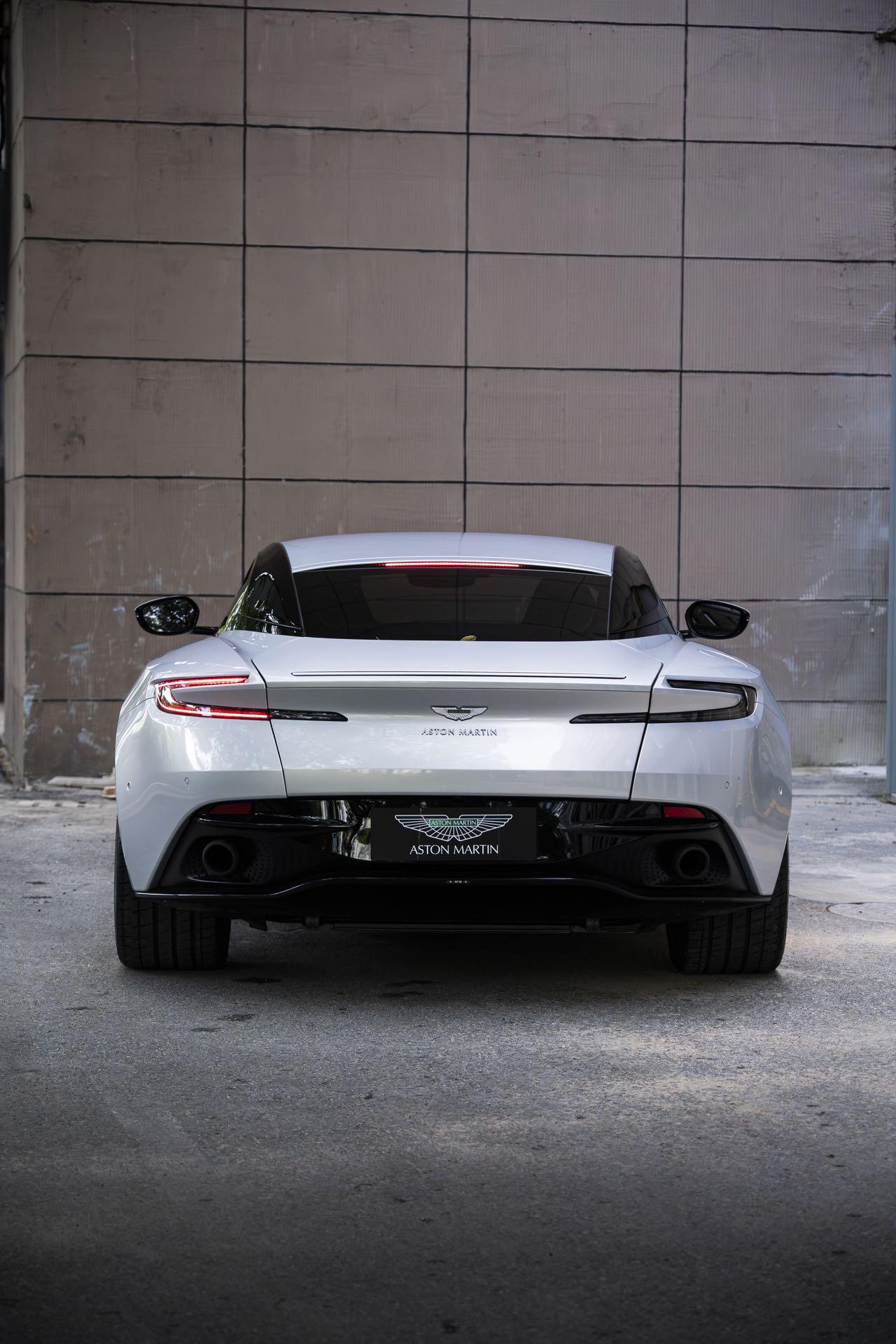 Aston Martin DB11 2019 thumb 2