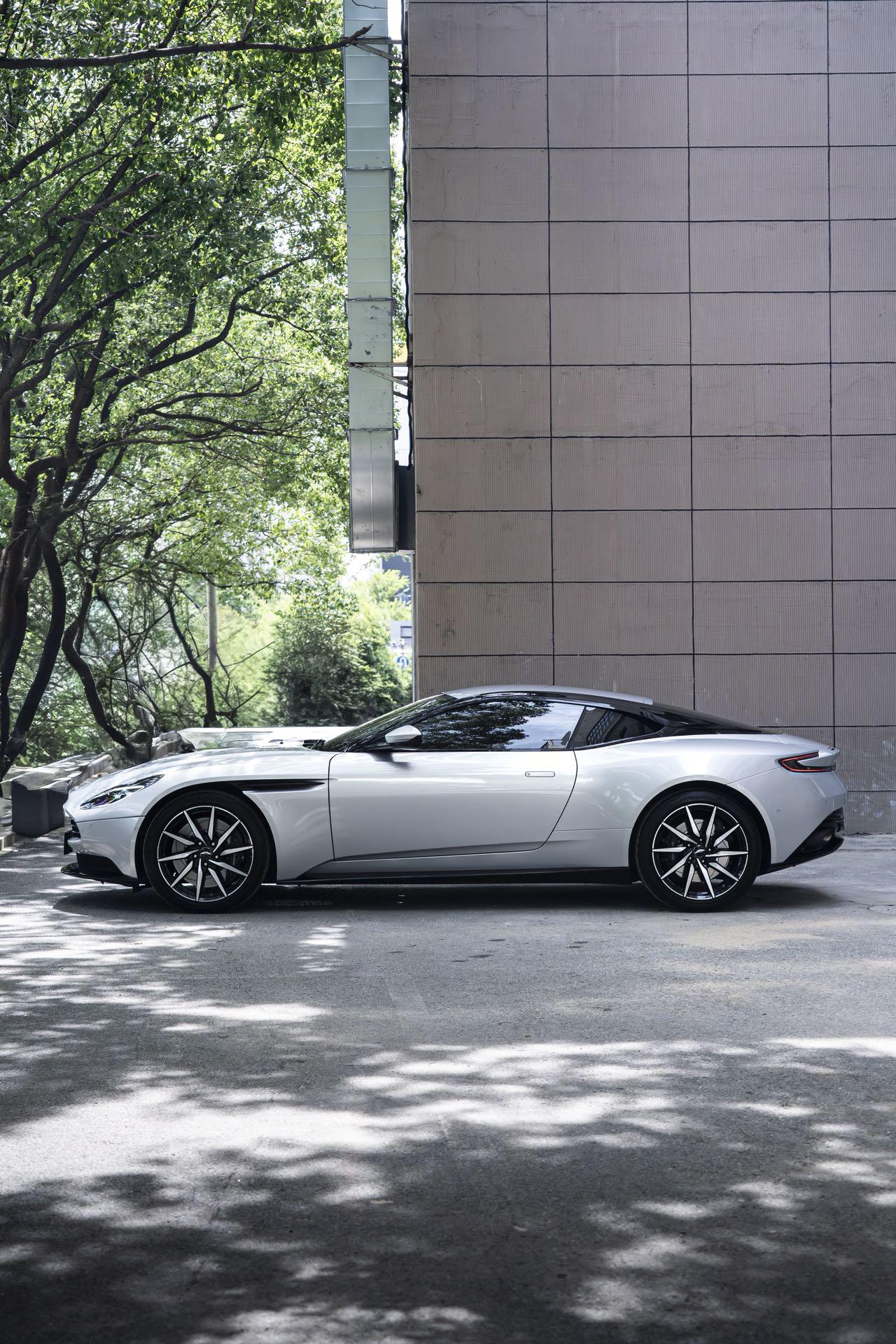 Aston Martin DB11 2019 thumb 8