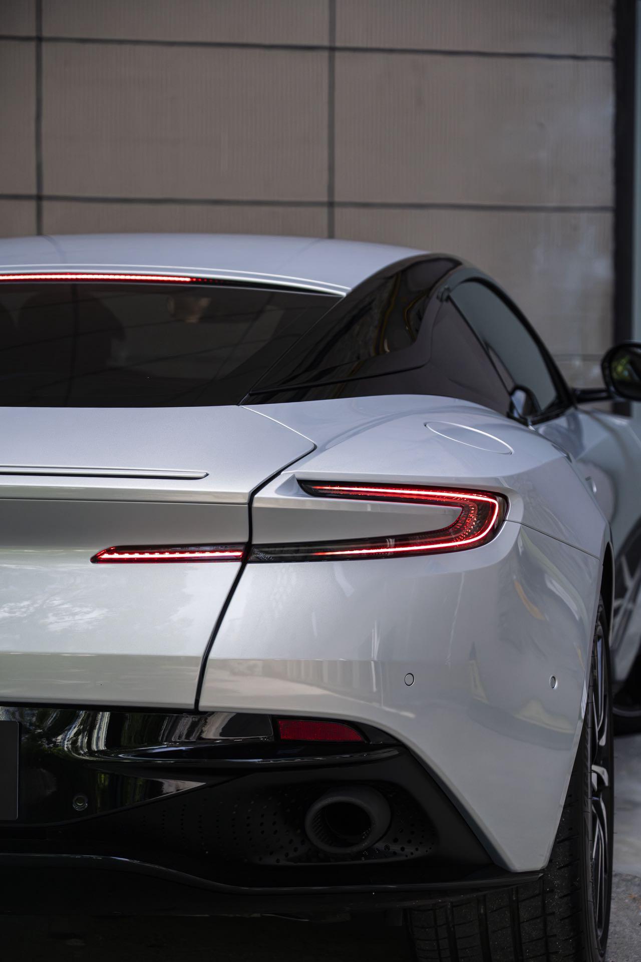 Aston Martin DB11 2019 thumb 9