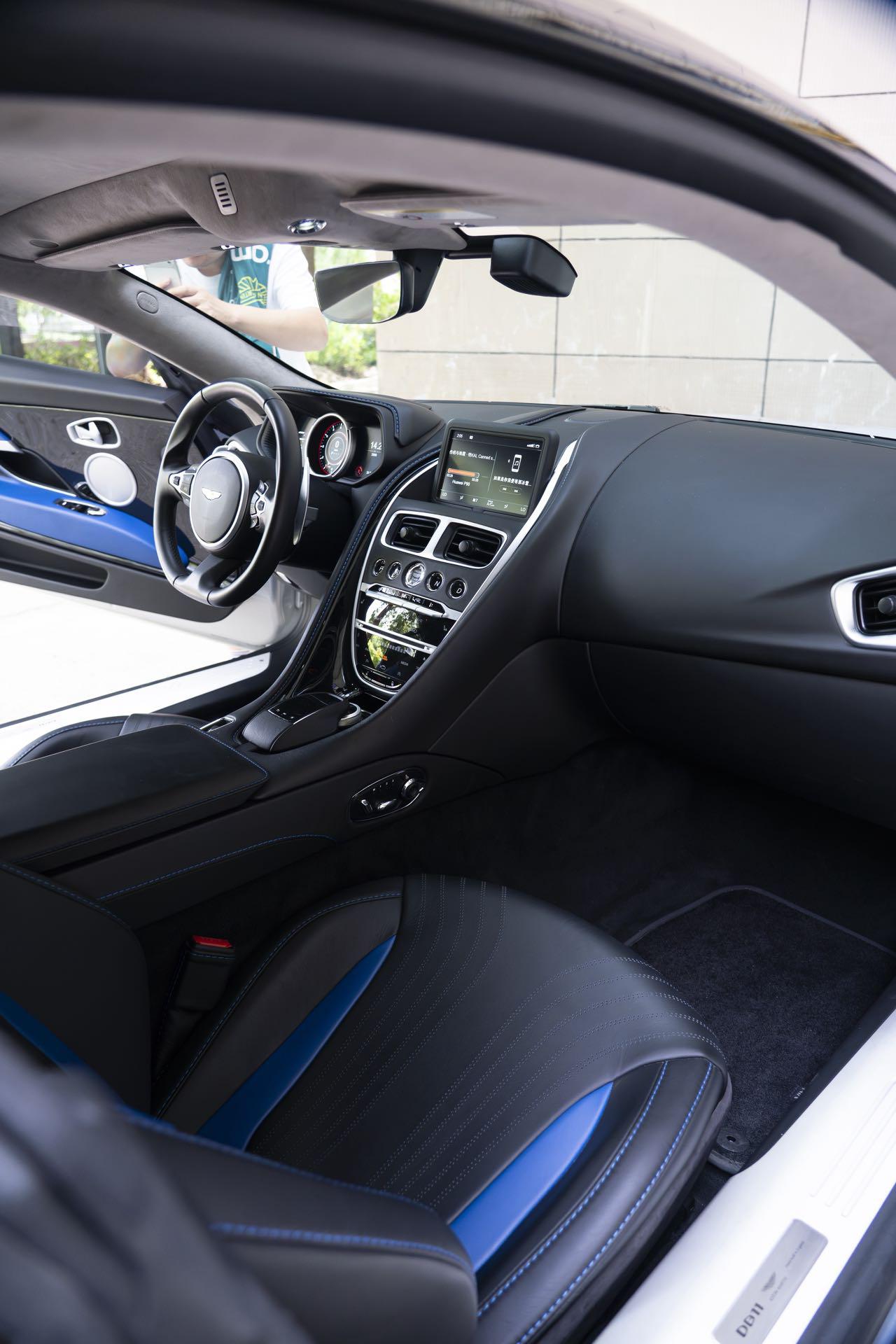 Aston Martin DB11 2019 thumb 12