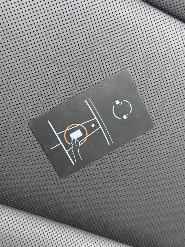Tesla Model Y 2025 thumb 9