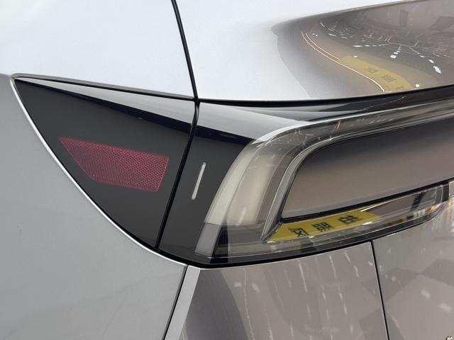 Tesla Model Y 2025 thumb 11