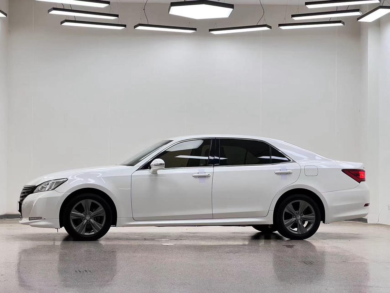 Toyota Crown 2018 thumb 2