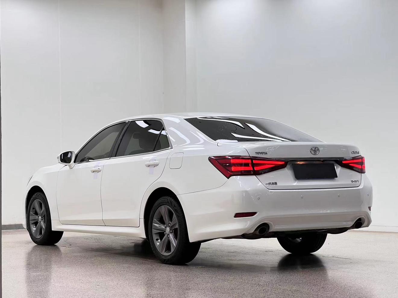 Toyota Crown 2018 thumb 3
