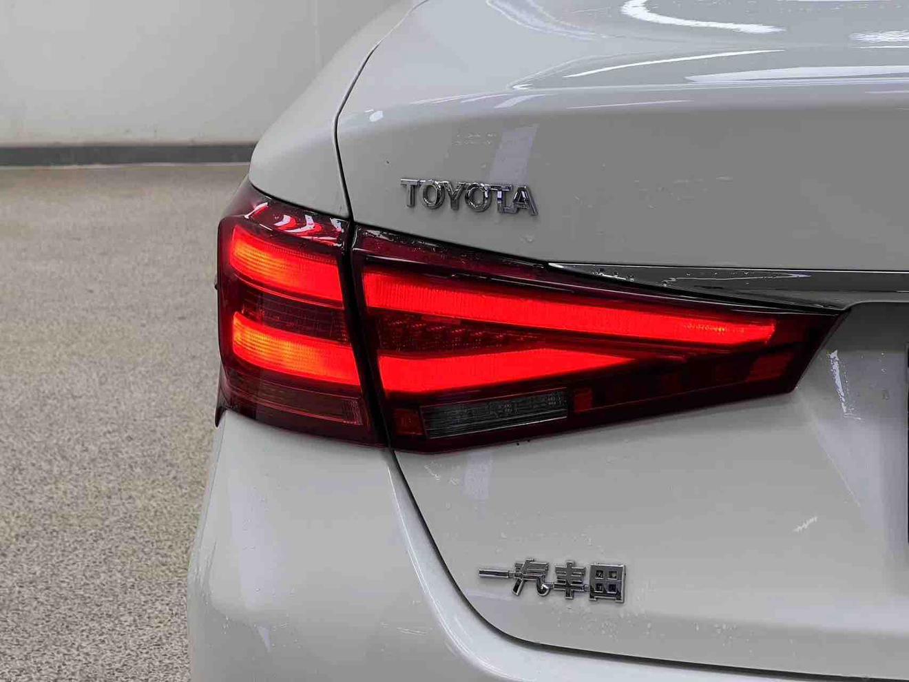 Toyota Crown 2018 thumb 8