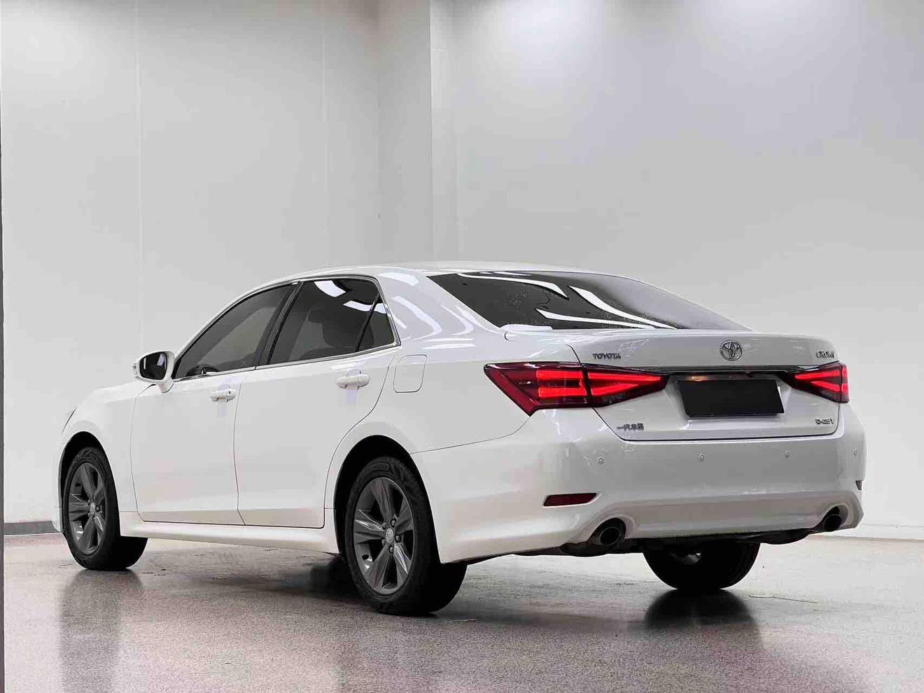 Toyota Crown 2018 thumb 9