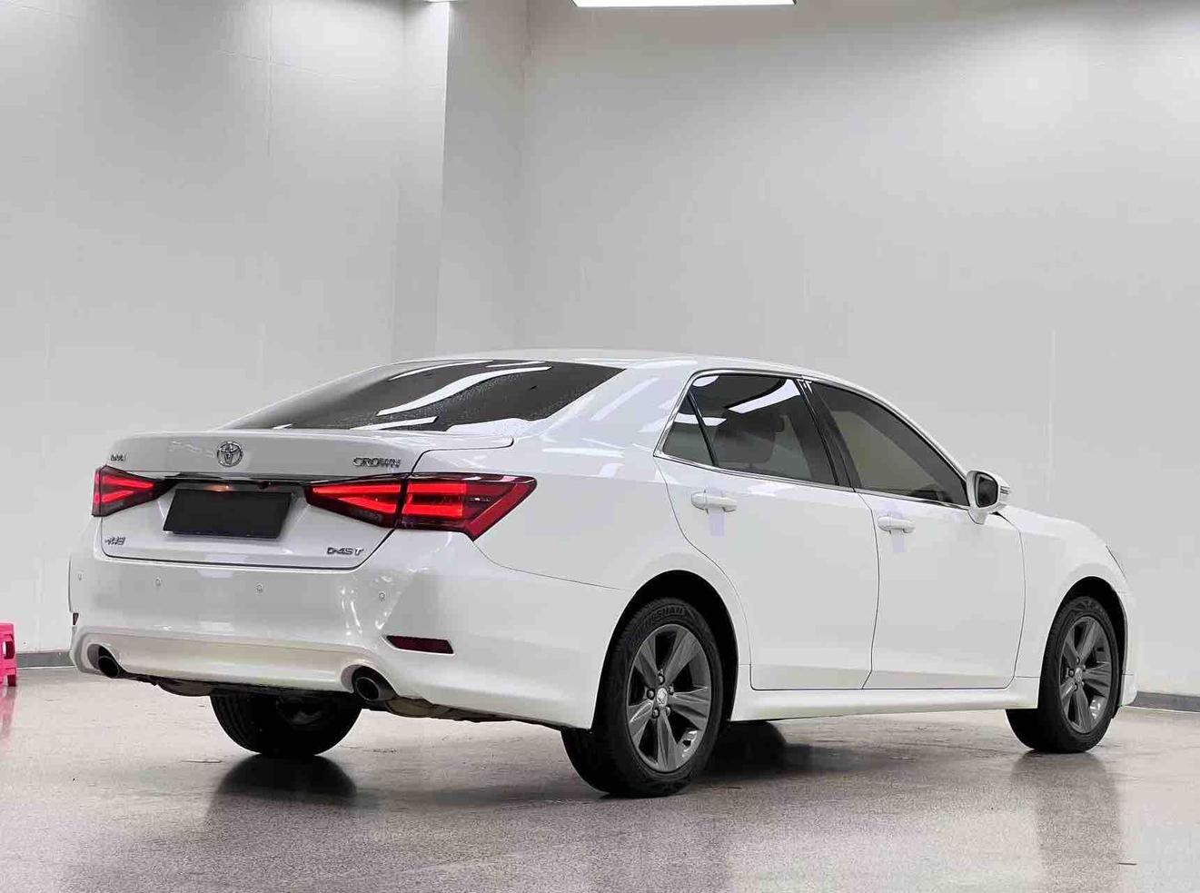 Toyota Crown 2018 thumb 10