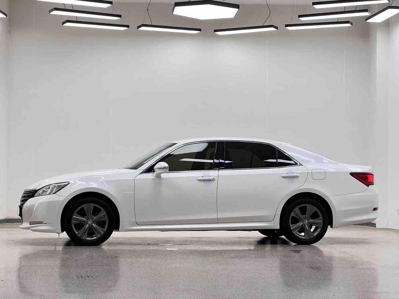 Toyota Crown 2018 thumb 11