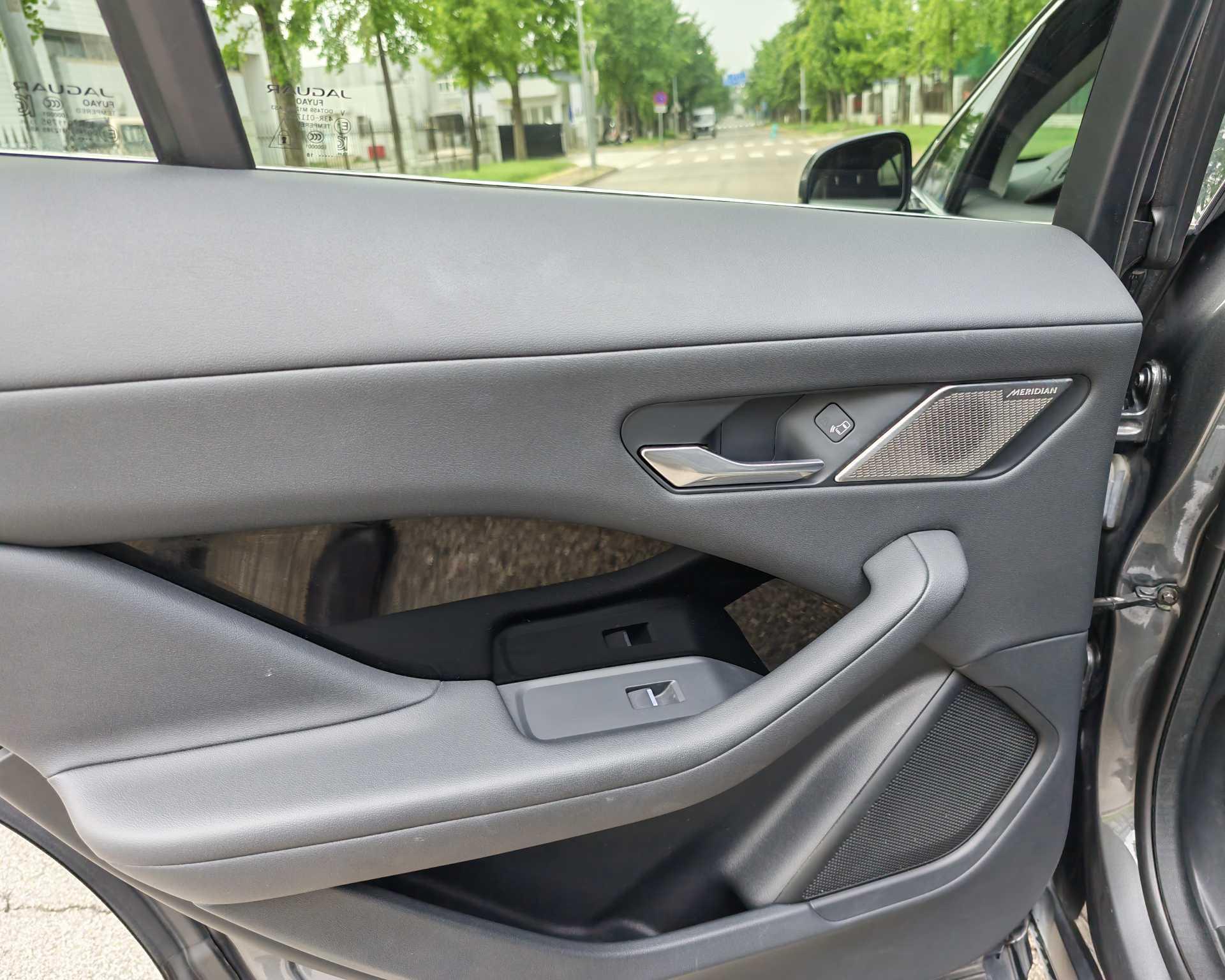 Jaguar I-Pace 2018 thumb 6
