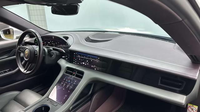 Porsche Taycan 2019 thumb 12