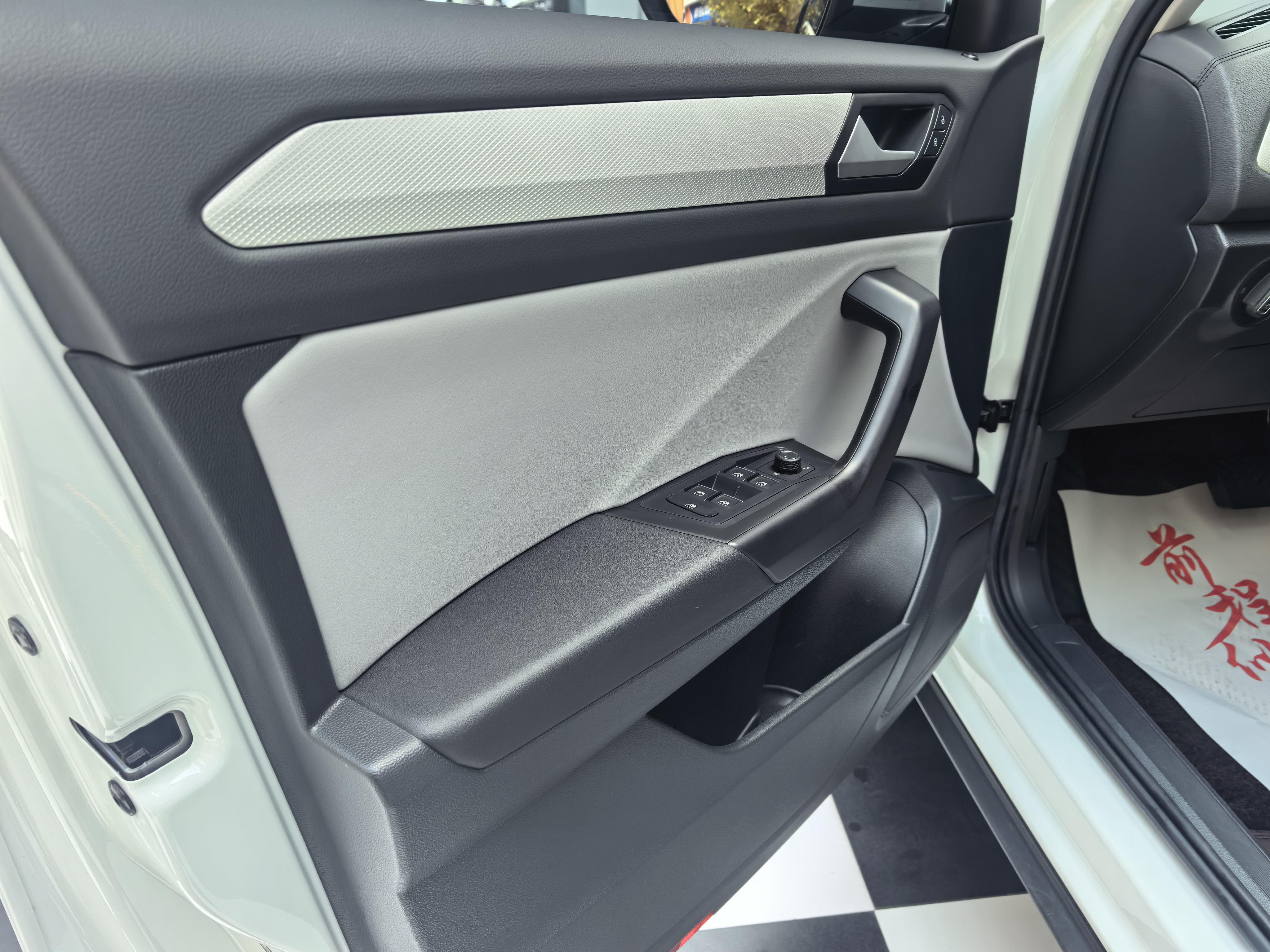 Volkswagen T-Roc 2023 thumb 7