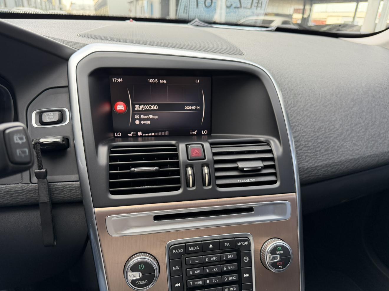 Volvo XC60 2017 thumb 9