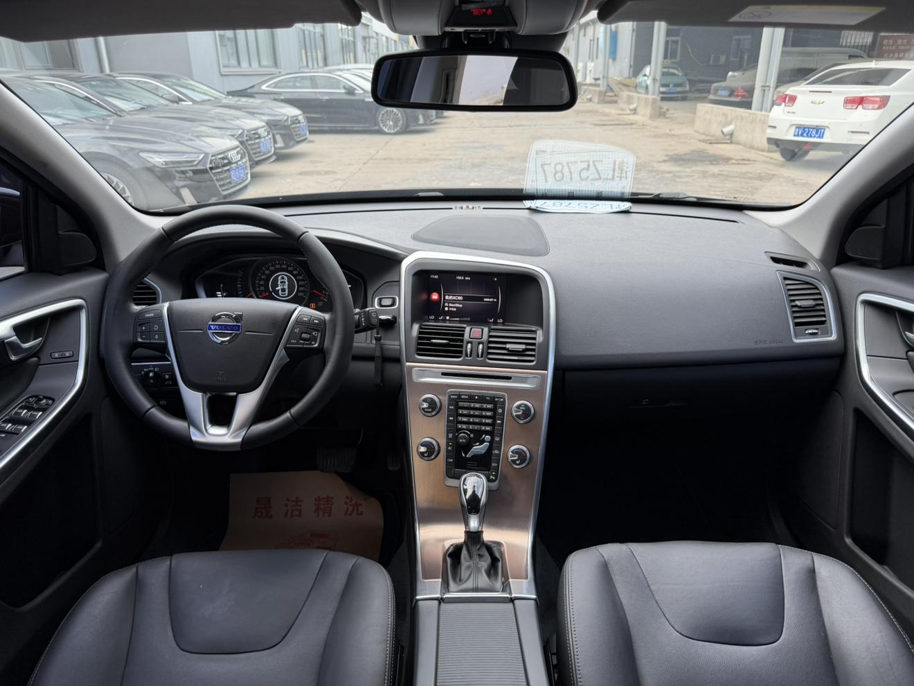 Volvo XC60 2017 thumb 11